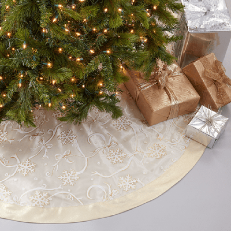 XJ366 Printed Snowflake And Ribbon Tree Skirt | Rental